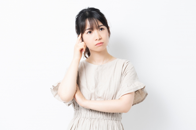 悩む女性